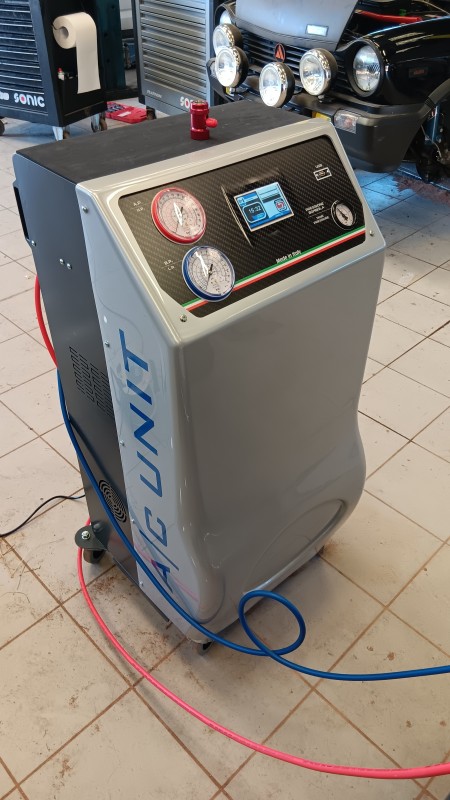nouvelle machine pour la climatisation 
nouveau gaz et ancien gaz au garage carbonaro vergeze 